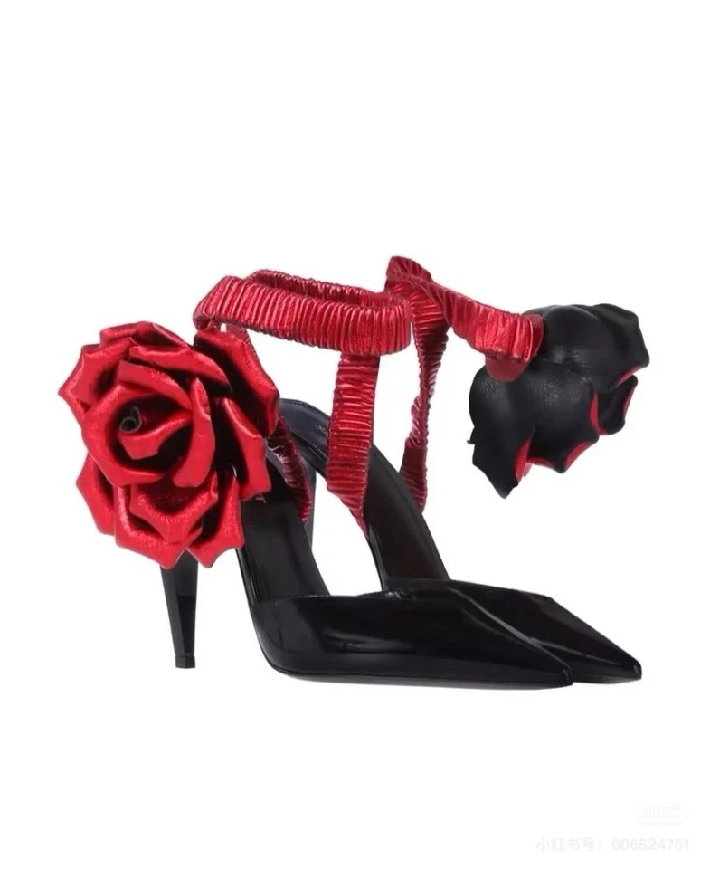 Tacones Saint Laurent “Freja Rose 105” charol negro con correa rosa roja Foto 4 de 4