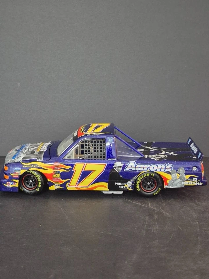 1:24 Die Cast Racing Trk 3 Stooges 75th #17 Darrell Waltrip - Caja Original Foto 2 de 4