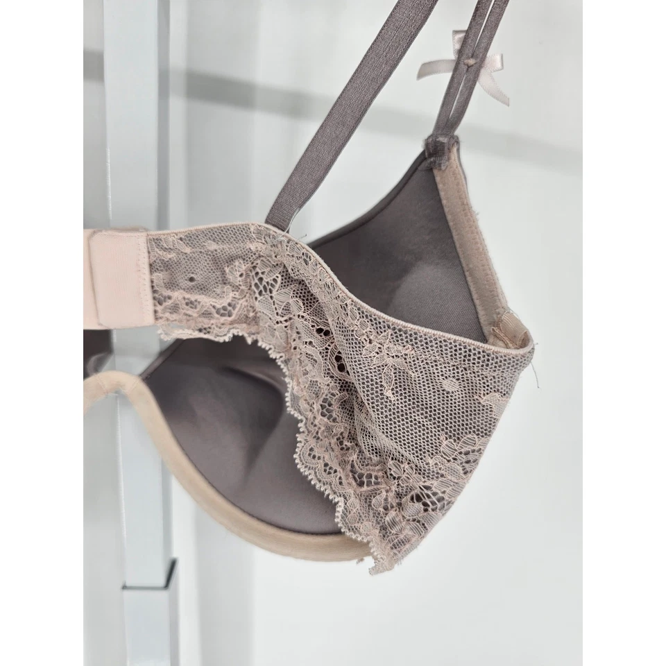 Sujetador push up acolchado gris con ribete de encaje rosa H&M para mujer talla 36C Foto 4 de 4