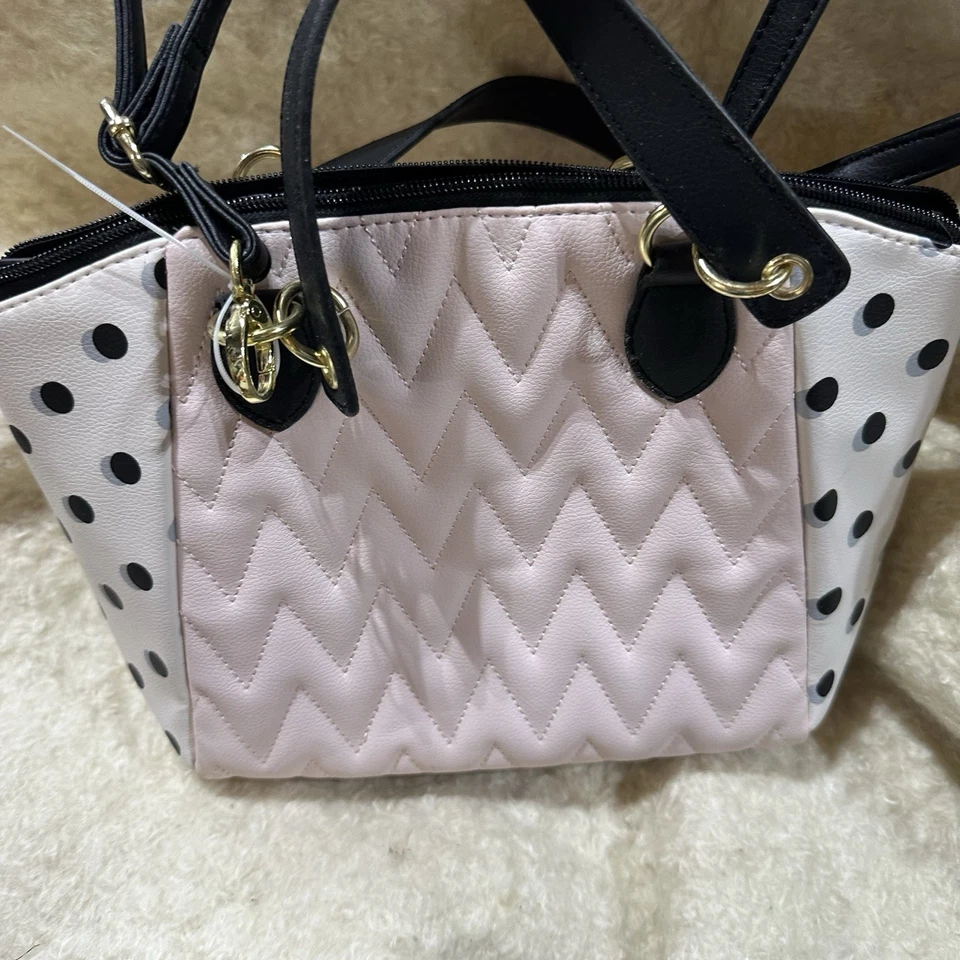 Nuevo con etiquetas Bolso Bandolera Betsey Johnson Dome Rosa Negro Chevron Edredón Cartera Foto 3 de 4