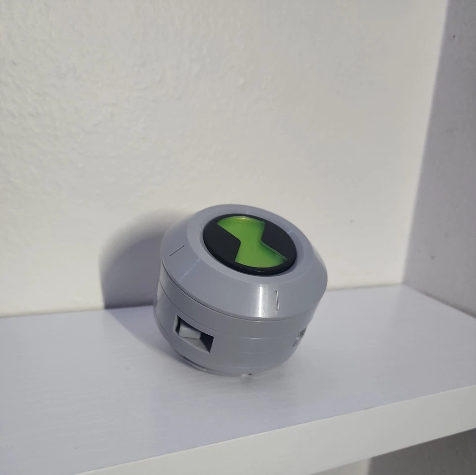 Insignia de pecho Ben 10 Bandai 2011 Omnitrix Ultimate Alien luces y sonido Foto 2 de 4