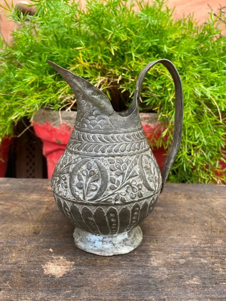 Antigua jarra de cobre forjada a mano floral del norte de la India de 1800 Foto 2 de 4