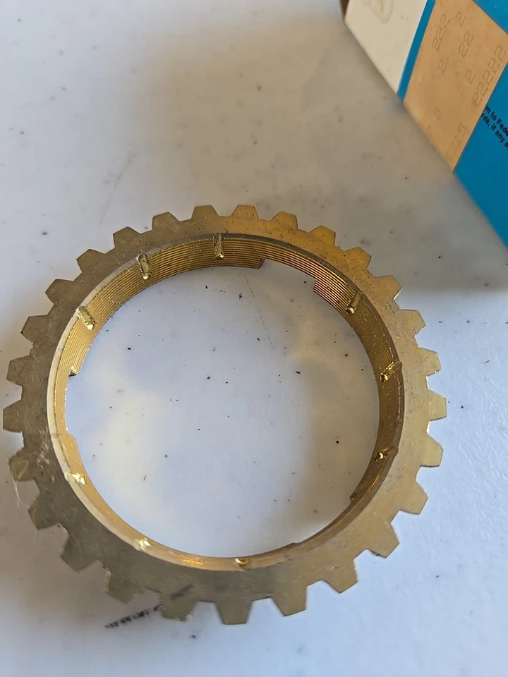 Anillo de bloqueo sincronizador de quinta marcha Ford D67Z-7107-B 197682 Ford Courier y Foto 4 de 4