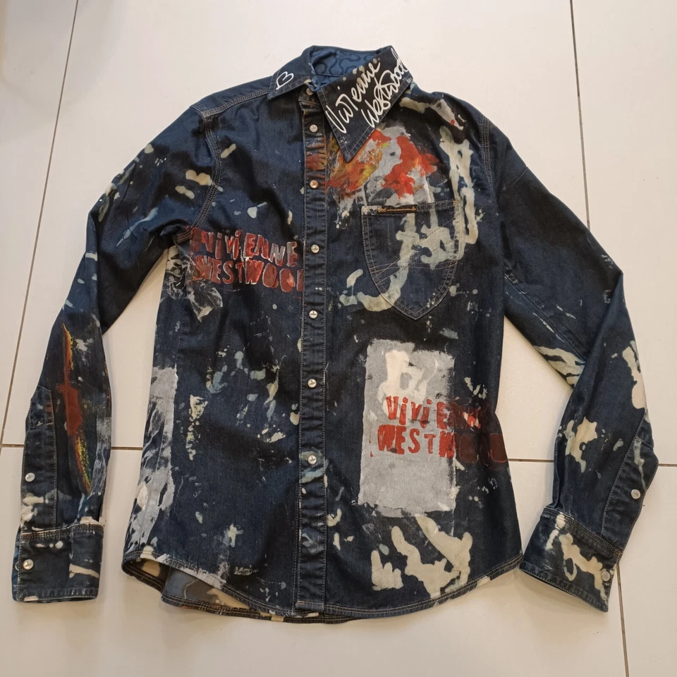 CAMISA DE MEZCLILLA VIVIENNE WESTWOOD Talla Pequeña PERSONALIZADA - Impreso Asimétrico INCREÍBLE Foto 2 de 4