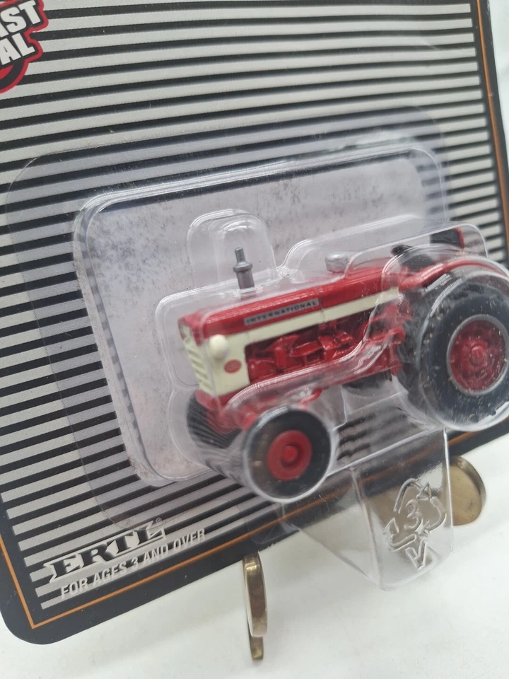 ERTL 1/64 Diecast International 560 Wide Front Tractor - NEW - Image 4 of 4