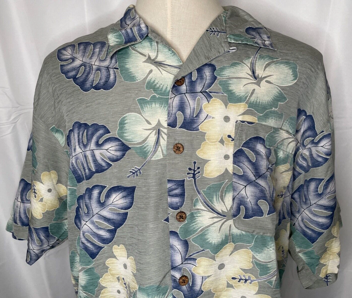 TOMMY BAHAMA Traditional Exotic Floral Hawaiian Shirt Sz Large L Gray 100% Silk