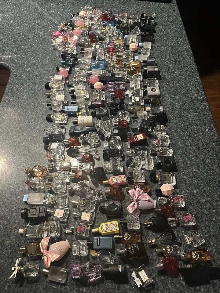 Lote de 200 botellas de perfume miniatura de vidrio mixto de diseño conjunto a granel leer descripción. Foto 2 de 4