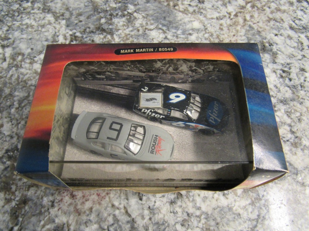 2002 Hot Wheels NASCAR Mark Martin Wrenchin & Racin 2-Car Set B0549