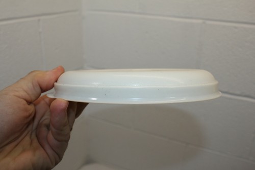 Tapa a Presión de Repuesto Rubbermaid Servin Saver SOLO 0029 #3 Redonda Almendra 7 1/8" - Imagen 4 de 9