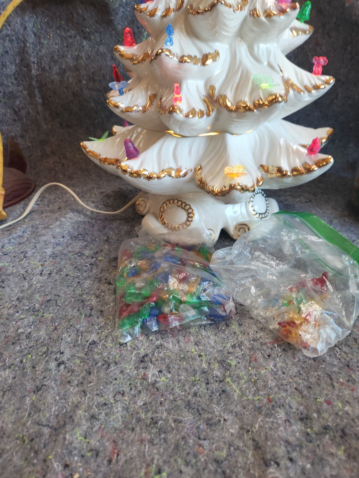 VTg ATLANTIC MOLD WHITE CERAMIC LIGHTED CHRISTMAS TREE 18” Gold Trim