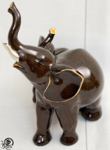 Elefant mit Kind braun glasiert leicht bemalt Familie gold Maul Ohren 1813 - Bild 2 von 5