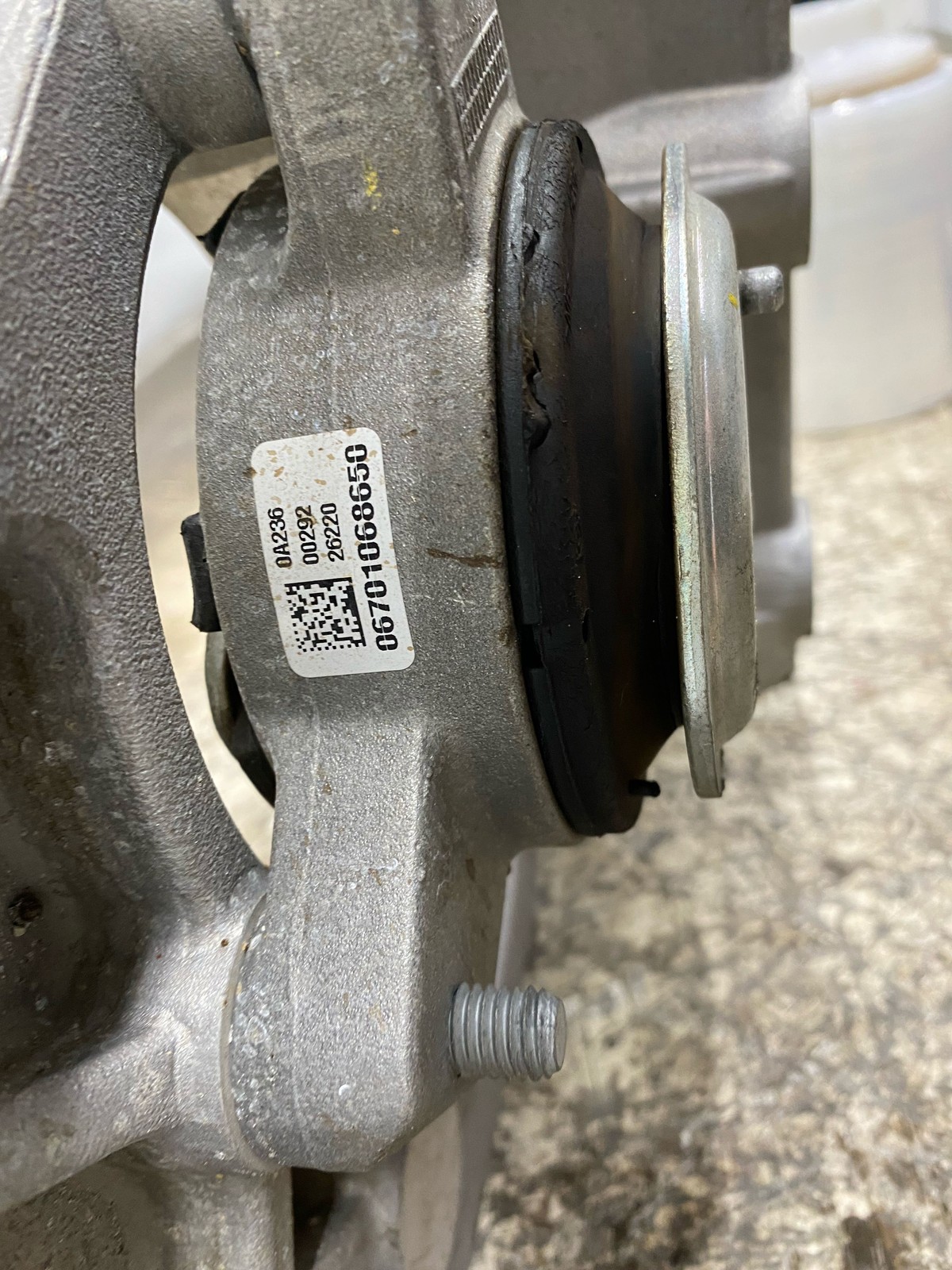 2016-2023 MASERATI LEVANTE OEM 3.0L V6 TRANSMISSION GEAR BOX MOUNT 670105590