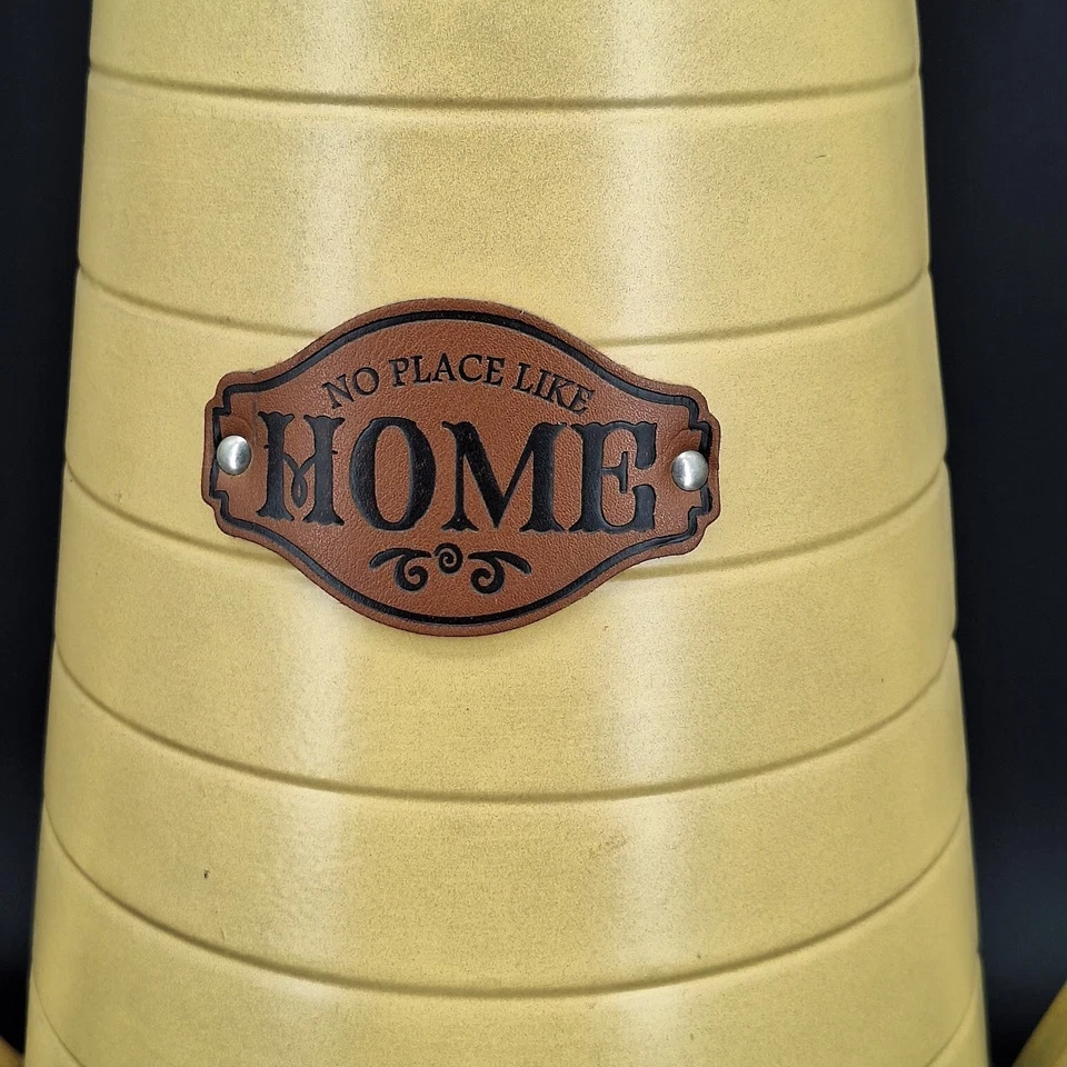 Regadera de metal amarillo caño largo etiqueta de cuero rústico decoración de granja Foto 3 de 4