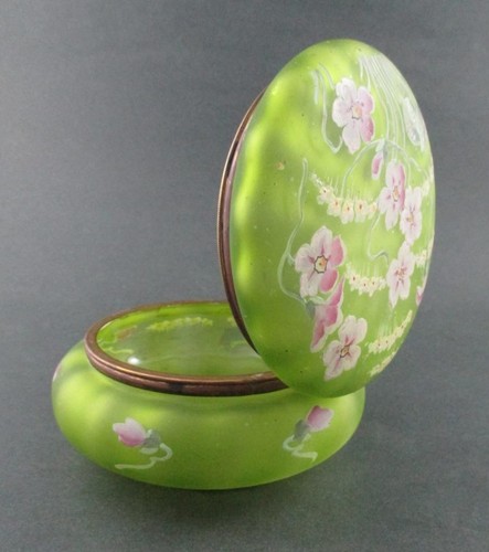 Antique DRESSER BOX - Lime GREEN art glass hp Enamel LAVENDER Flowers - BOHEMIAN - Picture 4 of 12
