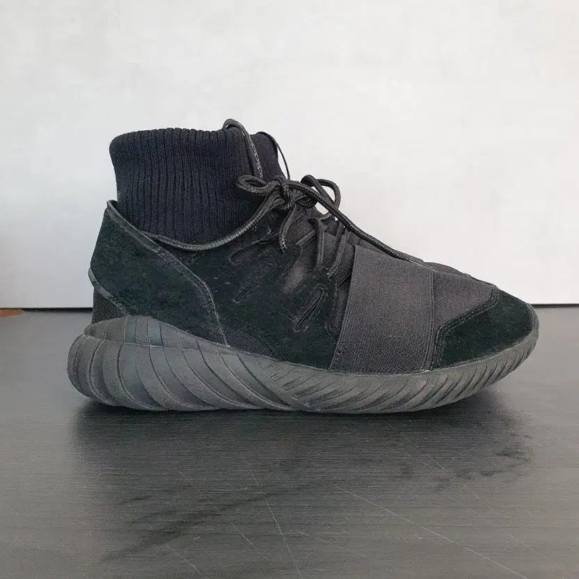 Adidas Turtles Doom Triple Black Sneakers (260) - Pre-Owned thumbnail 2