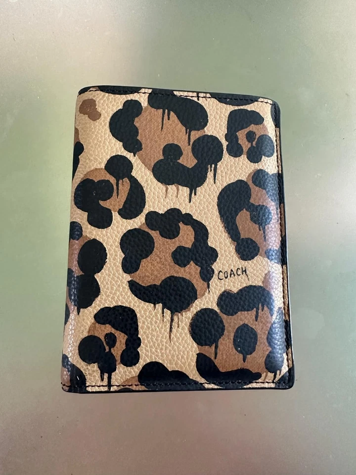 Bolso Funda Original Coach 13 pulgadas Leopardo para Laptop con Tarjeta Coach y Estuche para Pasaporte Foto 4 de 4