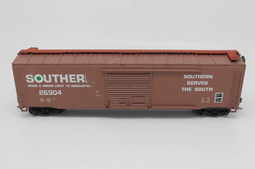 HO ROUNDHOUSE (?) COCHE DE CARGA DE UNA SOLA PUERTA 50' SOUTH GREEN LIGHT ROAD NO. 26904 | Zustand: Used