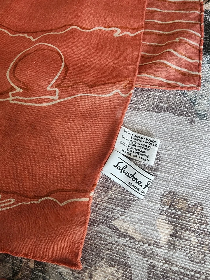 Auténtico chal largo Salvatore Ferragamo Foto 4 de 4