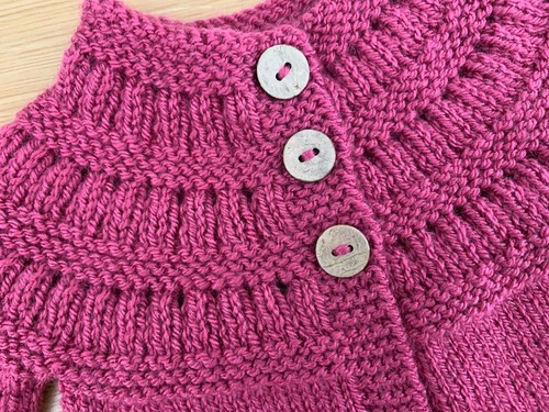 Baby Mädchen Strickjacke Kinderwagen Mantel und Schuhe handgestrickt Neugeborene bis 3 Monate Neu - Bild 6 von 9