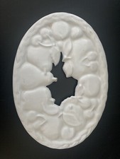 Dessous de plat blanc Geneviève Lethu décor de fruits  En fonte émaillée vintage