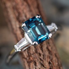 Lab Created Green Color 1.72 Carat Round Cut Sapphire Gemstone Women's Ring