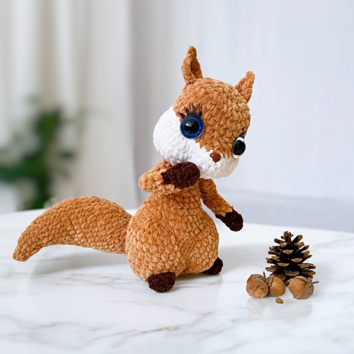 Eichhörnchen, Plüsch, Stofftier. Handgefertigtes Häkelspielzeug. Waldtier