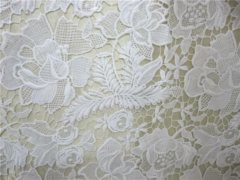 Tela de vestir floral de encaje de guipur bordado blanco roto hoja por yarda Foto 3 de 4