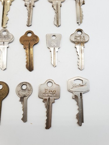 Collection of 40 Vintage Metal Keys - Bild 3 von 10