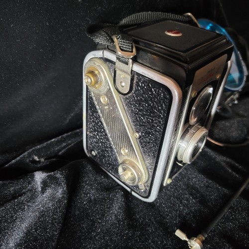 Vintage Kodak Duaflex III Camera with Blue Lense Covered Flash And Equipment - Picture 2 of 4