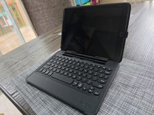 ipad 9th Gen 64GB Wifi and Cellular With Zagg excellent condition