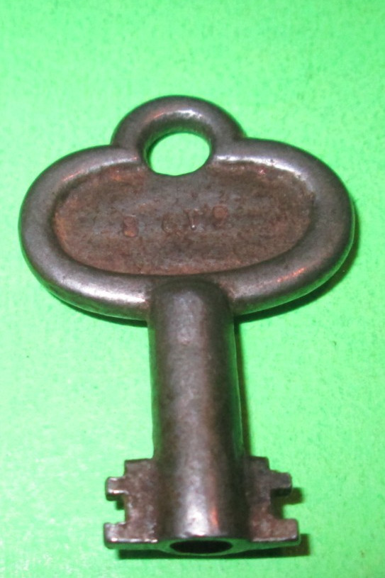 Antique EAGLE # 8 6 V 9 Double Bit Steamer Chest Padlock LOCK Trunk Lever Key
