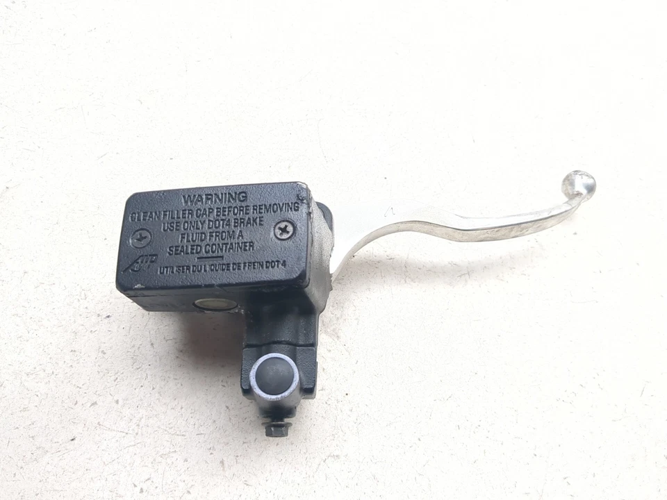 04-09 Cilindro maestro freno delantero derecho Suzuki GS500F Foto 2 de 4