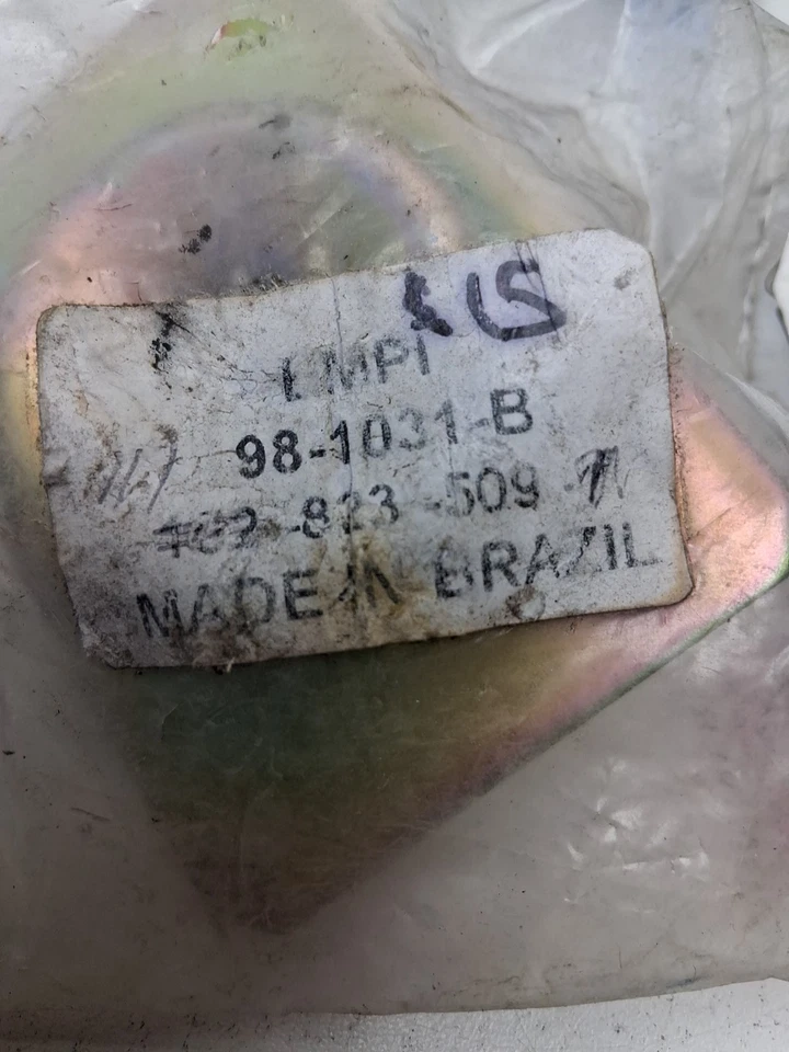 RECEPTOR BLOQUEO CAPÓ - FALDÓN DELANTERO - VW BUG 68-79 EMPI 98-1031-B 152 823 509B NOS Foto 2 de 4