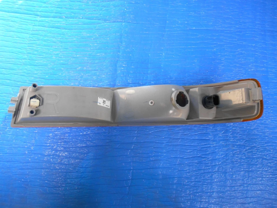 Chevrolet Express 3500 2003-2024 luz intermitente estacionamiento delantero derecho OEM Foto 2 de 2