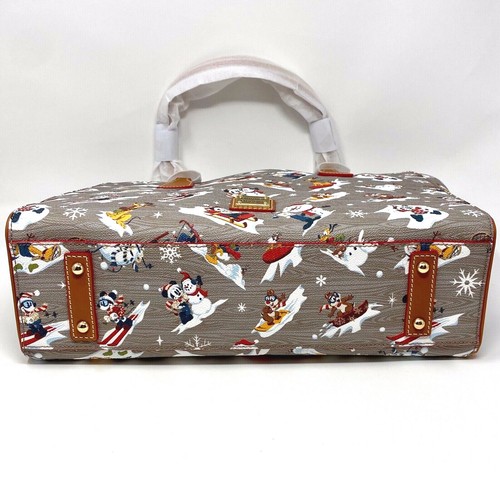 Bolso de Mano NUEVO CON ETIQUETAS GENUINO Dooney & Bourke Disney Mickey & Friends Holiday Walt's Lodge - Imagen 8 de 10