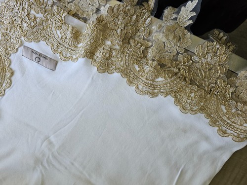 Exquisite baby shawl / blanket and bonnet with gold lace edging - Picture 9 of 14
