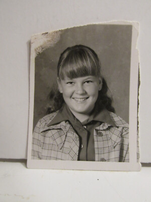 1970S VINTAGE FOUND PHOTOGRAPH OLD PHOTO B&W YOUNG GIRL GRADE SCHOOL PICTURE PIC