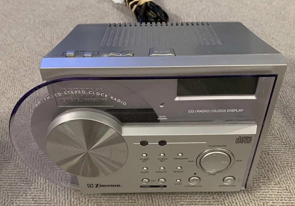 Radio reloj estéreo CD AM/FM Emerson CKD2328 - Radio y CD funcionan (leer por defectos) Foto 2 de 4