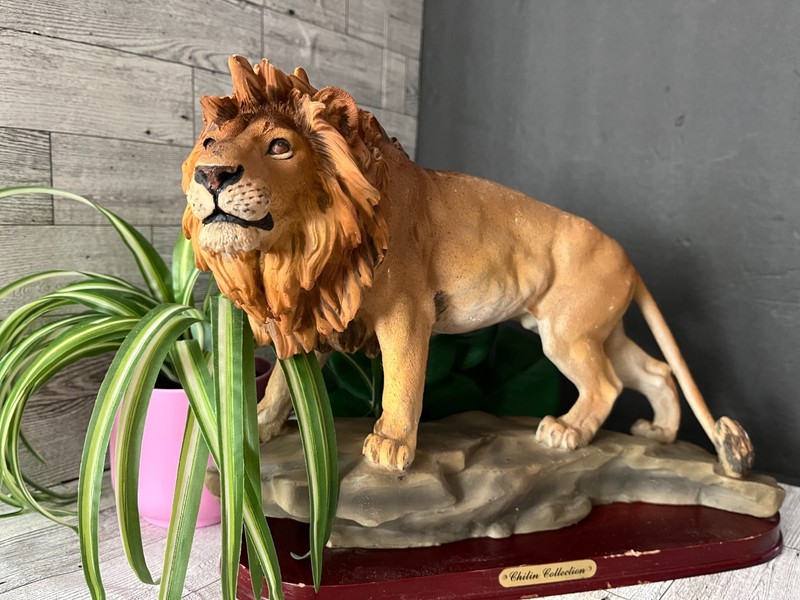 Realistic Lifelike Walking Lion By Chilin Collections  9.5 "H X 13 L X 5.5 W