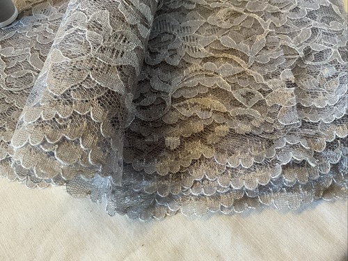 Materiale pizzo grigio chiaro 3 iarde e mezzo x 62". + Bobina di filo grigio - Foto 2 di 4