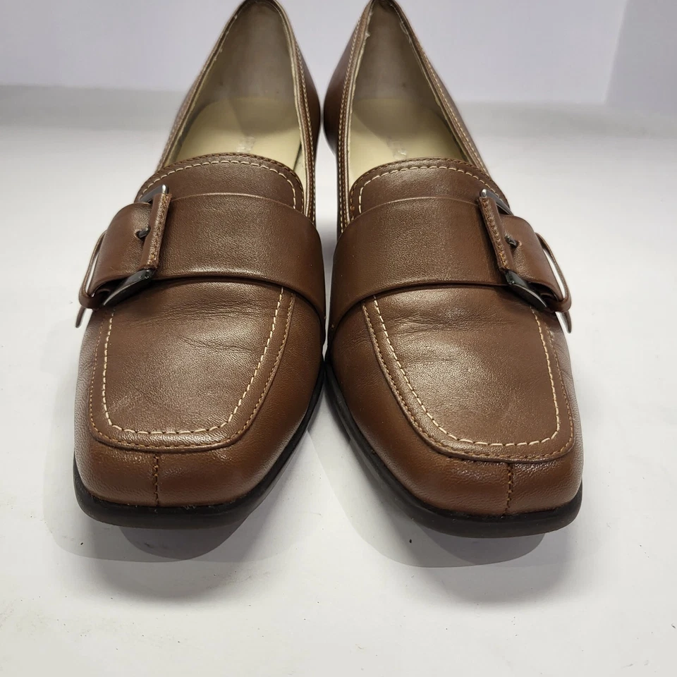 Zapatos de tacón de gatito aerosoles para mujer talla 8 M color tostado oscuro diseño de hebilla sin cordones Foto 4 de 4