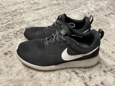 nike roshe run womens black