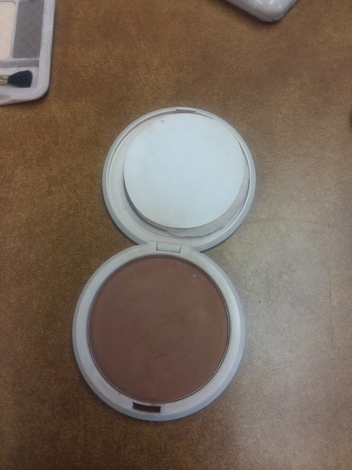 NEW BeautiControl  oil free translucent pressed powder -dark - Image 3 of 3