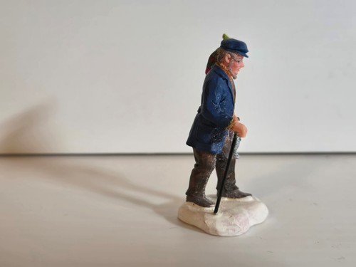 Statuina Capitano Pesca Lemax Village Pesce in Mano Pappagallo Spalla Giacca Blu - Foto 2 di 5