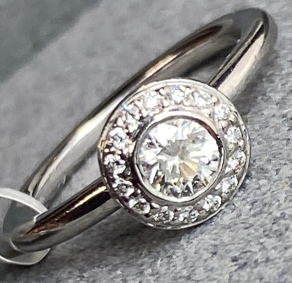 Anillo de compromiso solitario Ritani platino diamante halo 0,25 quilates objetivo redondo talla 4 Foto 4 de 4