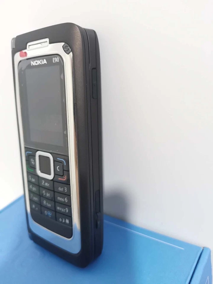 Nokia E Series E90 Communicator Symbian Business KeyboardSmartphone (Unlocked) - Image 3 of 4