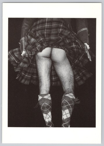 Cheeky Humor Postcard – Scotsman Lifts Kilt, Bare Bum by Hynel Williams - Picture 1 of 2