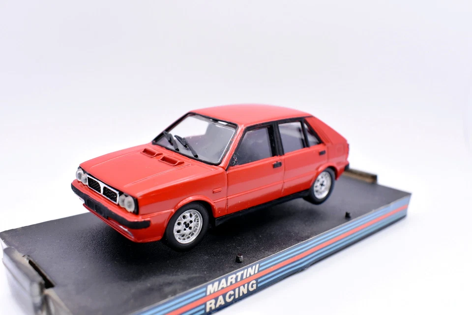 Modellino auto scala 1:43 Lancia Delta Martini diecast modellismo statico asta - Immagine 2 di 4