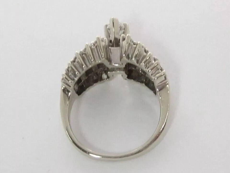 Anillo de compromiso con racimo de oro blanco de 14 quilates de diamantes creados en laboratorio de corte marquesa de 3 quilates FN Foto 3 de 4