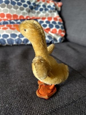 Steiff Tier Ente (vermutlich 330/17) mit Knopf im Ohr und Fahne (1965-1969)